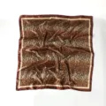 Pañuelo cuadrado de seda con estampado de leopardo, acabado satinado y borde marrón - S213 caqui oscuro