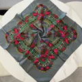 Primer plano detallado de un pañuelo cuadrado gris de 70 cm con estampado floral bohemio - 70x70cm / Gris