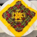 Pañuelo cuadrado bohemio de 70 cm amarillo con detalle de motivo floral étnico rosa - 70x70cm / Amarillo tierno