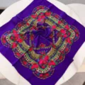 Primer plano de una bufanda étnica morada cuadrada con vivos estampados de rosas - 70x70cm / Púrpura