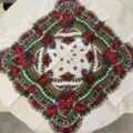 Vista detallada del pañuelo cuadrado de flores étnicas de 70 cm con rosas bohemias - 70x70cm / Blanco