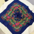Vista detallada de un pañuelo étnico bohemio de 70 cm con motivos florales. - 70x70cm / Azul Zafiro