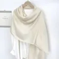 Eleganter cremefarbener Schal aus Baumwoll-Leinen, einfarbiger, minimalistischer Damenschal - Gebrochenes Weiß