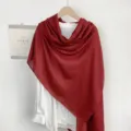 Langer, tiefroter Schal aus Baumwolle und Leinen mit weicher Textur für den Winter. - Fuchsie