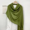 Weicher, olivgrüner Schal aus Baumwolle und Leinen für Damen, leichtes Design - Herbstgrün
