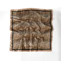 Pañuelo de seda cuadrado con estampado de leopardo y elegantes bordes negro y oro - S213 caqui claro