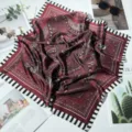 Elegante vintage zijden sjaal met paisleyprint in bordeaux en een gestreepte rand, 70 cm. - Stijl 9 / 70x70cm