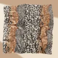 Elegante foulard quadrato in raso con stampa leopardata per donna bandana chic - 90x90cm / Leopardo Patchwork Marrone Chiaro