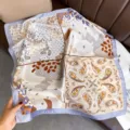 Elegante zijden sjaal met retro paisley- en bloemenprint en een lichtpaarse rand - Stijl 14 / 70x70cm