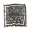 Elegante sciarpa di seta quadrata con classica stampa leopardata e bordi neri chic. - 90x90cm / K Leopardo Beige Nero