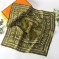 Retro olijfgroene vierkante zijden sjaal met stippen en bloemen voor de hals of haar - Stijl 15 / 70x70cm