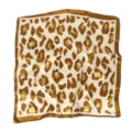 Elegante foulard quadrato in seta con stampa leopardata nei toni dell'oro e del marrone. - 90x90cm / K Leopardo Oro