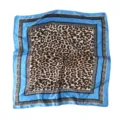 Elegante sciarpa quadrata in seta con stampa leopardata e bordo blu brillante - 90x90cm / K Leopardo Blu
