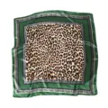 Elegante foulard in seta con stampa leopardata e bordo verde per accessorio donna versatile - 90x90cm / Leopardo Verde