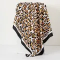 Stijlvolle dames vierkante sjaal van imitatiezijde met luipaardprint, maat 90x90cm - Stijl 14