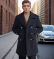 Vista frontale di un elegante cappotto di lana blu navy da uomo con bottoni dorati. - Taglia S / Top / Blu navy