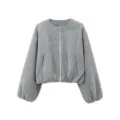 Veste courte grise zippée avec col rond et manches amples. Finition élégante. - S / Hauts / Gris