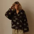 Comfortabele bruine fleece trui met een mooi bloemenpatroon en halve rits voor dames. - koffiekleur