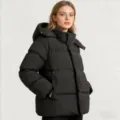 Gros plan sur les détails de la veste matelassée à capuche, montrant le tissu et la couleur. - S / Hauts / Noir