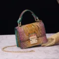 Vista detallada de bolso bandolera vintage de lujo con patrón de cocodrilo multicolor - 13# Azul Pavo Real (PG877 13# Azul Pavo Real)