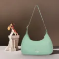 Detalle de un bolso de nube acolchado en color verde menta con forma de media luna. - Bolso de Axila Luna (MG6025) / Verde claro