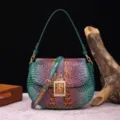 Vista frontal detallada de un bolso baguette retro con relieve de cocodrilo multicolor - Azul Pavo Real (PG870)