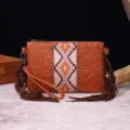Bolso bandolera vintage bohemio con flecos, piel sintética grabada y panel central tejido - PG902 (PG902/PG893) / Marrón Amarillento