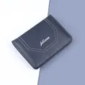 Elegante cartera delgada para hombre en azul marino con costuras blancas y logotipo plata Jolizean - Negro