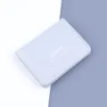 Cartera billetera delgada de cuero azul claro en fondo minimalista - Gris