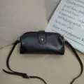 Vista detallada de un bolso médico retro de cuero negro en un entorno acogedor. - Negro