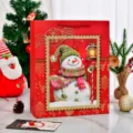 Große rote Weihnachts-Geschenktüte aus Papier mit Schneemann-Motiv und Dekorationen - Schneemann