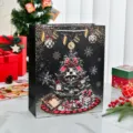 Elegante schwarze Weihnachtsgeschenktüte mit Goldfolienprägung und Karobaum-Muster - Weihnachtsstil A / Groß (26*10*32cm)
