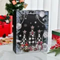 Festliche Weihnachtsgeschenktüte mit kariertem Baummuster und weißer Kordel. - Weihnachtsbaum / Groß (26*10*32cm)