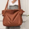 Bolso de viaje grande de nailon marrón en modelo para referencia de capacidad - Marrón