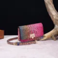 Detalle de un bolso bandolera de cuero con estampado de cocodrilo colorido y herrajes - Rosa y Azul Colorido (PG875 2#)