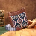 Bolso bandolera bohemio vintage con estampado geométrico y correa ancha de tela - Estilo Estampado Retro Occidental (PG5070) / Caqui y Azul