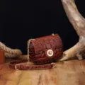 Detalle de bolso bandolera retro marrón con relieve de cocodrilo y cadena dorada - Bolso Cuadrado Patrón Cocodrilo (PG872) / Marrón Cera