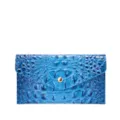Detalle de cartera de mano en cuero azul con textura de cocodrilo y botón dorado - Estilo Sobre de Cocodrilo (PG-5151) / Azul cielo