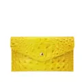 Primer plano de cartera de cuero amarillo con relieve de cocodrilo y botón dorado. - Estilo Sobre de Cocodrilo (PG-5151) / Amarillo