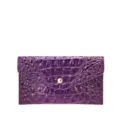 Vista detallada de una cartera púrpura con relieve brillante de estilo cocodrilo. - Estilo Sobre de Cocodrilo (PG-5151) / Púrpura profundo