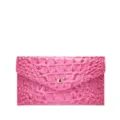 Vista de detalle de una cartera tipo sobre rosa con grabado de cocodrilo y broche. - Estilo Sobre de Cocodrilo (PG-5151) / Rosa rojo