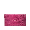 Detalle de la textura de cocodrilo fucsia en un bolso de mano para mujer - Estilo Sobre de Cocodrilo (PG-5151) / Fruta del Dragón