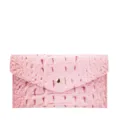 Vista detallada de una cartera rosa con relieve de cocodrilo y botón a presión - Estilo Sobre de Cocodrilo (PG-5151) / Rosa