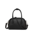 Vista frontal de un bolso Boston de cuero auténtico negro con un grano muy fino. - Negro