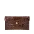 Detalle de la textura elegante de la cartera de cuero marrón con patrón de cocodrilo - Estilo Sobre de Cocodrilo (PG-5151) / Marrón Nogal