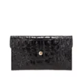 Primer plano de un bolso de mano negro brillante con diseño de cocodrilo y cierre dorado. - Estilo Sobre de Cocodrilo (PG-5151) / Negro
