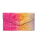 Vista detallada de la textura de cocodrilo degradada en un bolso de mano de mujer. - Estilo Sobre de Cocodrilo (PG-5151) / Arcoíris Rosa y Azul