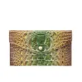 Vista detallada de un bolso de mano vintage de cuero grabado de cocodrilo verde con botón - Estilo Sobre de Cocodrilo (PG-5151) / Arcoíris Verde y Marrón