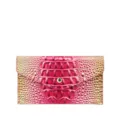 Primer plano de textura de piel de cocodrilo rosa vibrante en cartera sobre mujer - Estilo Sobre de Cocodrilo (PG-5151) / Arcoíris Rosa y Verde
