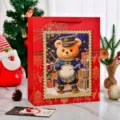 Festliche rote Weihnachts-Geschenktüte mit einem niedlichen Bären-Trommler-Motiv. - Weihnachtsblauer Bär